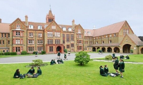 Mamosteyekî Îngilîzî ji ber tinazên xwe bi baweriyên olî yên xwendekarên Misilman ji kar hat avêtin