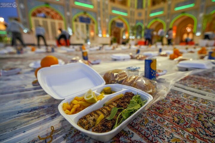 تقرير مصور/ تكريماً لمولد السيدة زينب (ع).. العتبة العلوية تستضيف الزوار في صحن فاطمة الزهراء التابع لحرم أمير المؤمنين(ع)