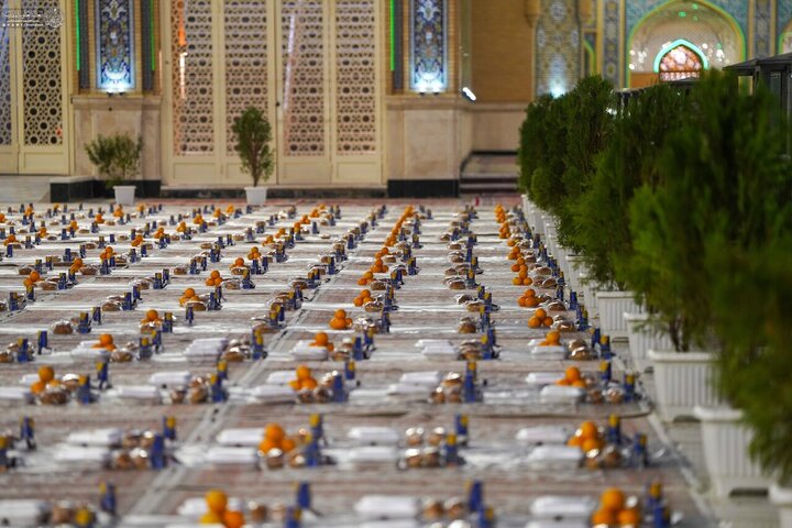 تقرير مصور/ تكريماً لمولد السيدة زينب (ع).. العتبة العلوية تستضيف الزوار في صحن فاطمة الزهراء التابع لحرم أمير المؤمنين(ع)