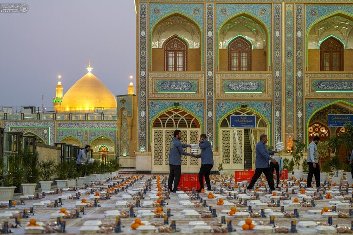 تقرير مصور/ تكريماً لمولد السيدة زينب (ع).. العتبة العلوية تستضيف الزوار في صحن فاطمة الزهراء التابع لحرم أمير المؤمنين(ع)