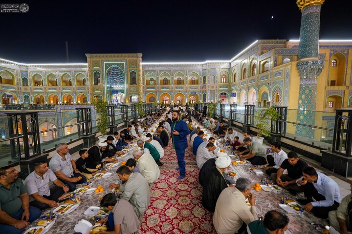 تقرير مصور/ تكريماً لمولد السيدة زينب (ع).. العتبة العلوية تستضيف الزوار في صحن فاطمة الزهراء التابع لحرم أمير المؤمنين(ع)