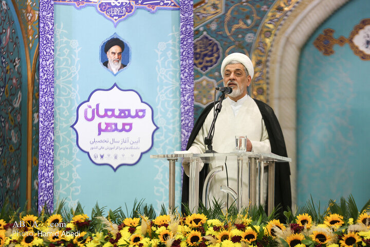 آیین ملی «مهمان مهر» با حضور نودانشجویان در حرم حضرت معصومه(س)