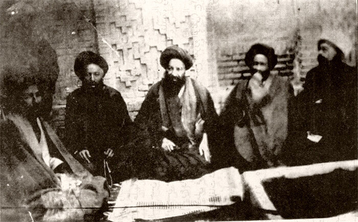 Sa gitna ng kaguluhan, ang mga Shia scholars ay naglabas ng mga fatwa (relihiyosong kautusan) na humikayat sa mga Muslim para lumaban sa mga mananakop Sa gitna ng kaguluhan, ang mga Shia scholars ay naglabas ng mga fatwa (relihiyosong kautusan) na humikayat sa mga Muslim para lumaban sa mga mananakop