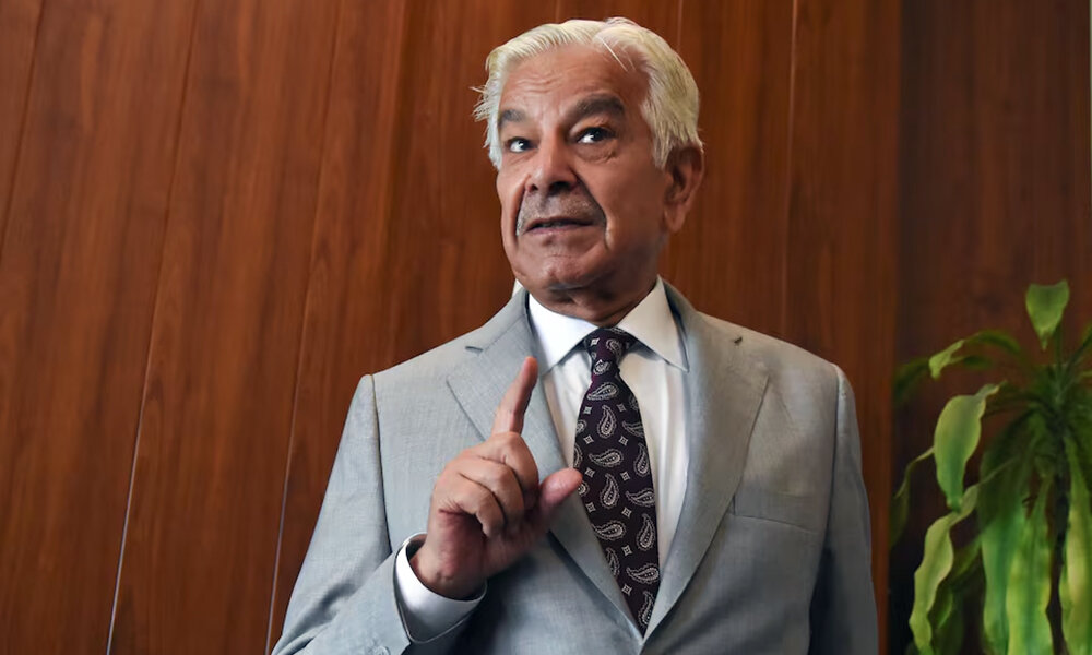 تمسخر و تهدید طالبان توسط وزیر دفاع پاکستان: فرار شما به غارهای تورابورا دیدنی خواهد بود