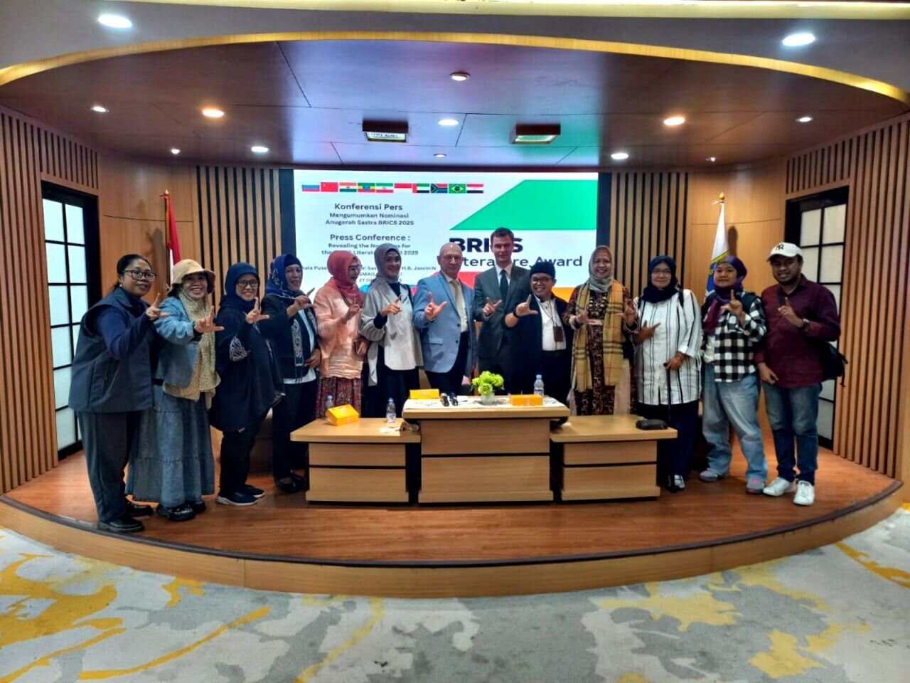 Иран БРИKС Мүкафатына милли шаирләрин адынын верилмәсини тәклиф едиб Иран БРИKС Мүкафатына милли шаирләрин адынын верилмәсини тәклиф едиб