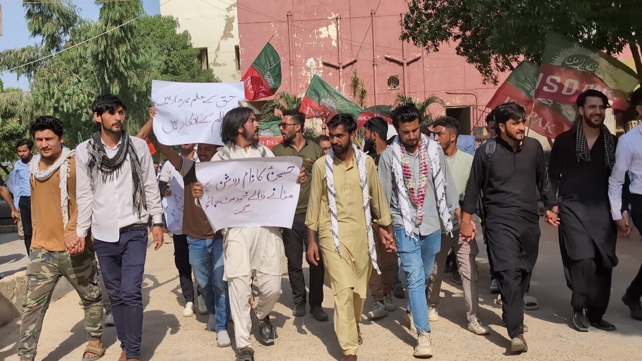 Protestoya Rêxistina Xwendekarên Îmamîyê ya Pakistanê li dijî bêhurmetîya li ser navê Îmam Hisên (s.x)+wêne