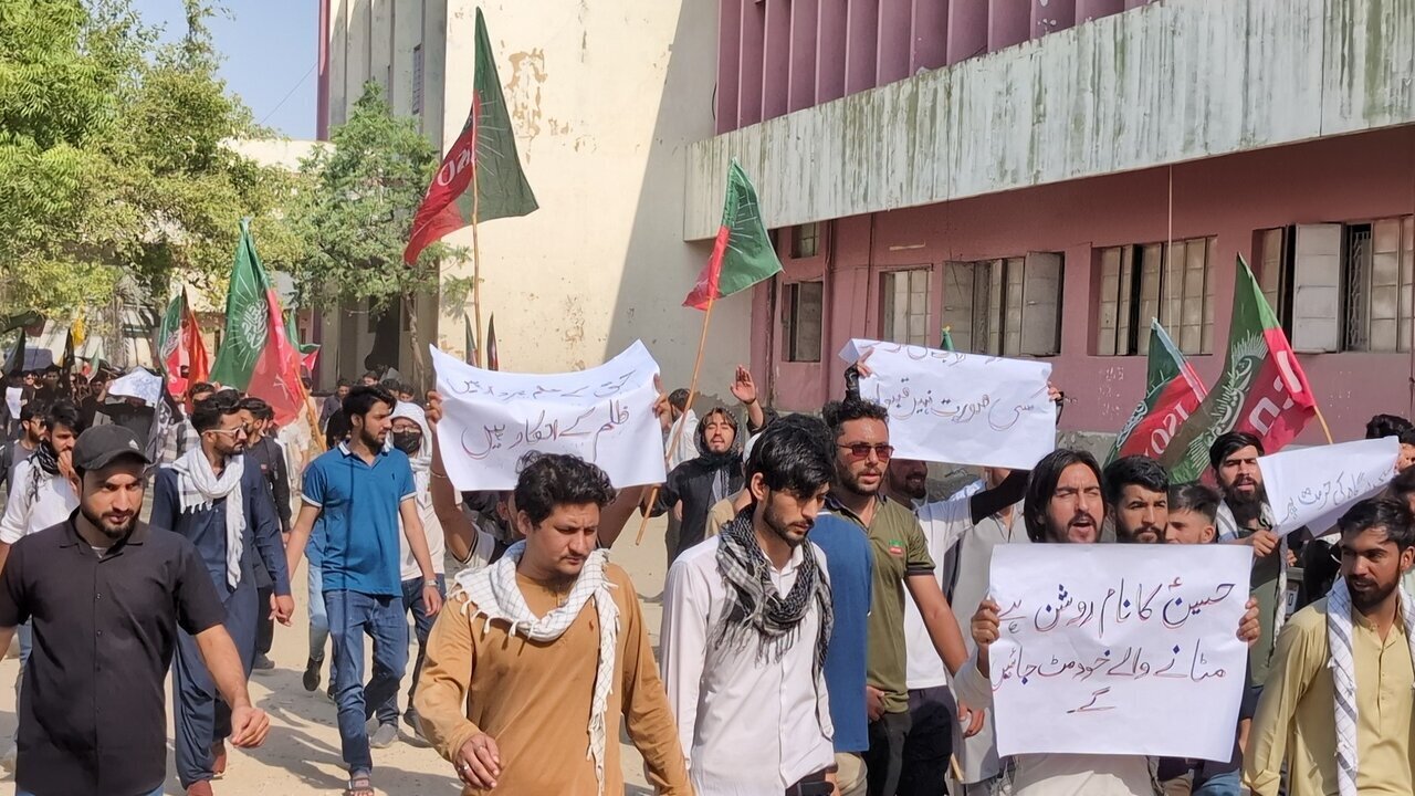 Protestoya Rêxistina Xwendekarên Îmamîyê ya Pakistanê li dijî bêhurmetîya li ser navê Îmam Hisên (s.x)+wêne