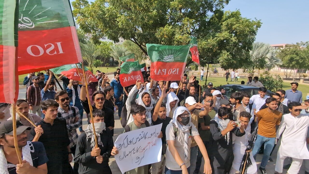 Protestoya Rêxistina Xwendekarên Îmamîyê ya Pakistanê li dijî bêhurmetîya li ser navê Îmam Hisên (s.x)+wêne