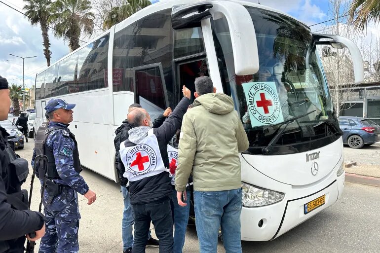 إسرائيل تحظر زيارة الصليب الأحمر أسرى "القائمة السرية"