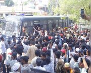 वक्फ कानून के खिलाफ जेल भरो आंदलोन; हज़ारों लोग सड़क पर उतरे