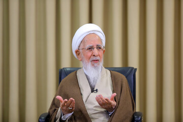 پیام آیت‌الله العظمی جوادی آملی به همایش کتاب سال حوزه/ باید جاهل‌ شدن و جهالت داشتن را برطرف کنیم