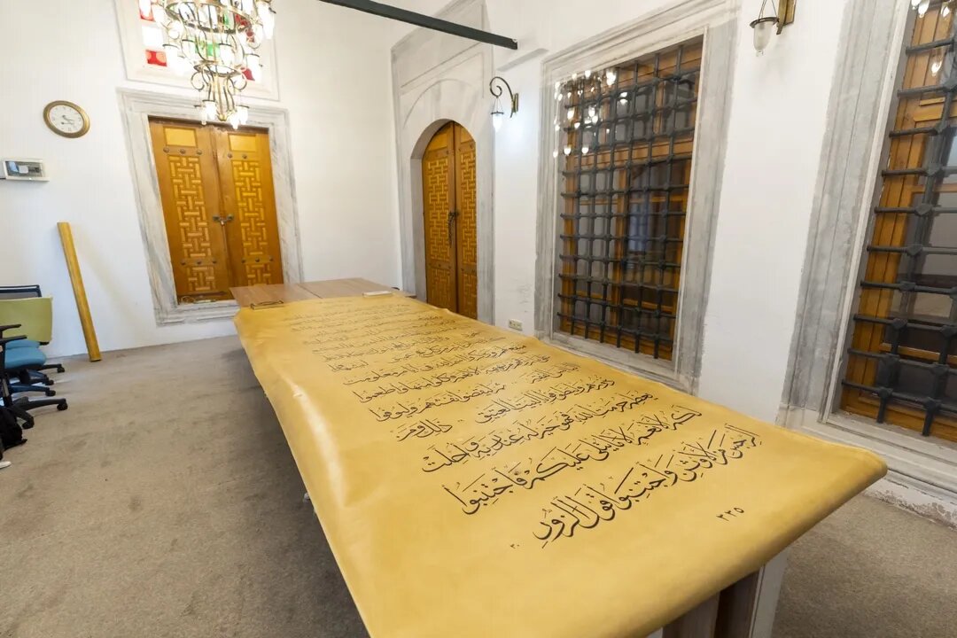 گزارشی از تکمیل نگارش بزرگ‌ترین قرآن دست‌نویس جهان توسط هنرمند عراقی + تصاویر