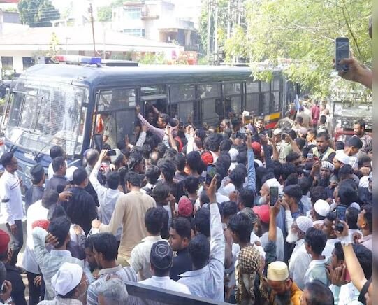 वक्फ कानून के खिलाफ जेल भरो आंदलोन; हज़ारों लोग सड़क पर उतरे