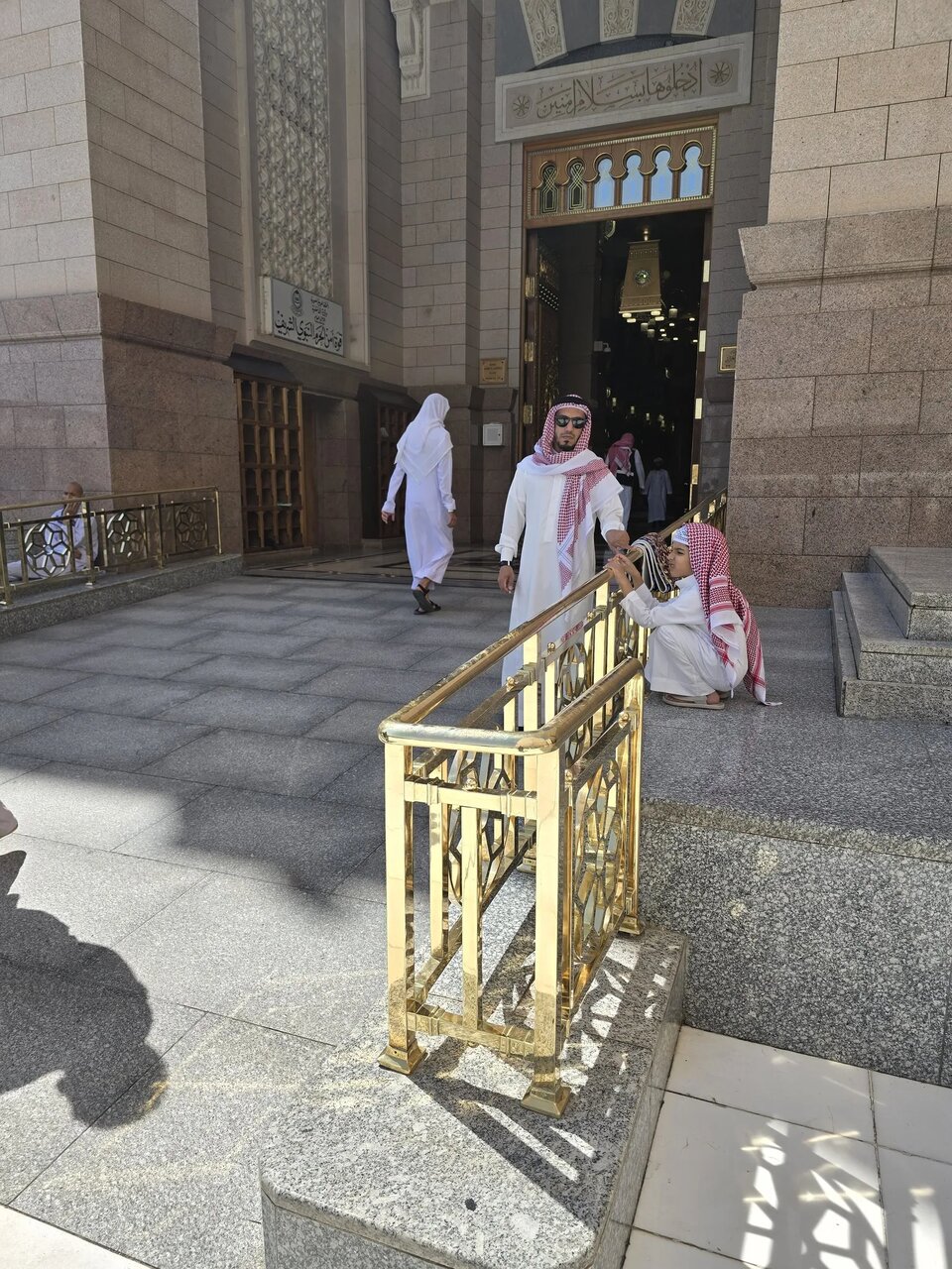 نصب موانع حفاظتی جدید در ورودیهای مسجدالنبی(ص) + تصاویر