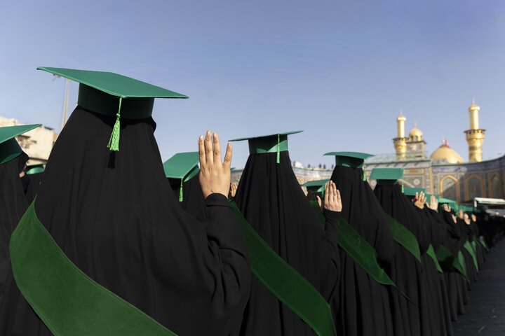 تقرير مصور/  طالبات الجامعات العراقية والدول الإسلامية يرددن قسم التخرج والعهد عند مرقد أبي الفضل العباس (عليه السلام)