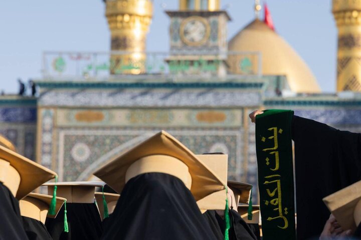 تقرير مصور/  طالبات الجامعات العراقية والدول الإسلامية يرددن قسم التخرج والعهد عند مرقد أبي الفضل العباس (عليه السلام)