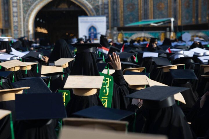 تقرير مصور/  طالبات الجامعات العراقية والدول الإسلامية يرددن قسم التخرج والعهد عند مرقد أبي الفضل العباس (عليه السلام)