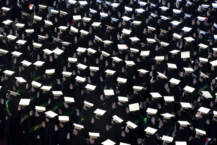 تقرير مصور/  طالبات الجامعات العراقية والدول الإسلامية يرددن قسم التخرج والعهد عند مرقد أبي الفضل العباس (عليه السلام)