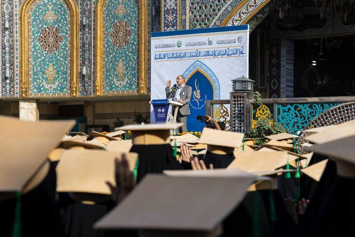 تقرير مصور/  طالبات الجامعات العراقية والدول الإسلامية يرددن قسم التخرج والعهد عند مرقد أبي الفضل العباس (عليه السلام)