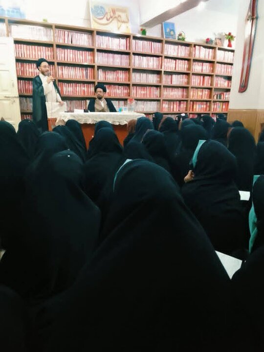 H.I  ဆယက်ဒ် ရှဟဲန်ရှားဟ် ဟိုစိုင်းန်  နကဝီ သည် ခိုင်းရ်ပူးရ် မီရေစ် ရှိ မဒဲရ်စဟ် ဂျာမေအဟ် စာနီယေ ဇဲဟ်ရာ (စ.အ) မှ ကျောင်းသူများ ကို ဆုံးမသြဝါဒ ပေး ။ ။ Photos