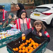 Informe fotográfico | Voluntarios del equipo «Who Is Hussain?» en Londres lanzaron una campaña de recolección de alimentos por el Mes de la Historia N