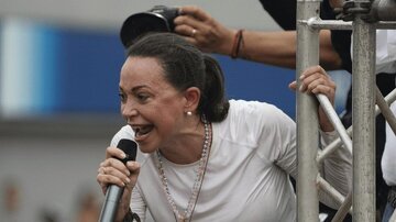 Nobel Sülh Mükafatı Laureatı: Venesuelaya hücum edin