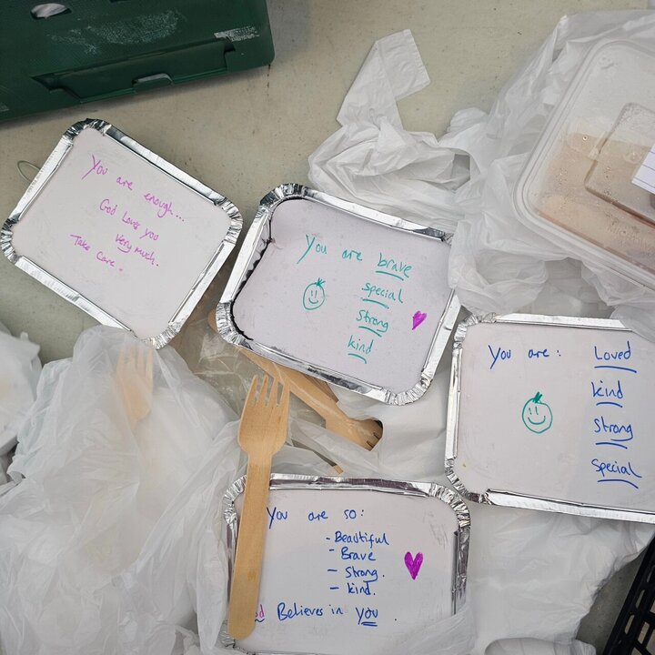 Informe fotográfico | Voluntarios del equipo «Who Is Hussain?» en Londres lanzaron una campaña de recolección de alimentos por el Mes de la Historia Negra.