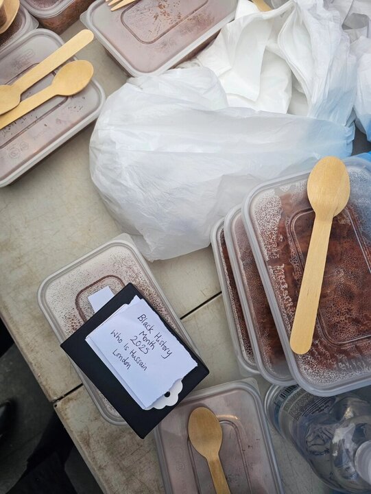 Informe fotográfico | Voluntarios del equipo «Who Is Hussain?» en Londres lanzaron una campaña de recolección de alimentos por el Mes de la Historia Negra.