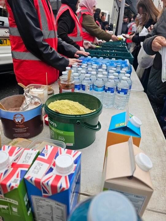 Informe fotográfico | Voluntarios del equipo «Who Is Hussain?» en Londres lanzaron una campaña de recolección de alimentos por el Mes de la Historia Negra.
