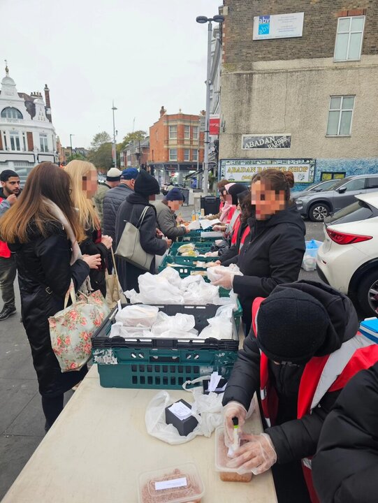 Informe fotográfico | Voluntarios del equipo «Who Is Hussain?» en Londres lanzaron una campaña de recolección de alimentos por el Mes de la Historia Negra.