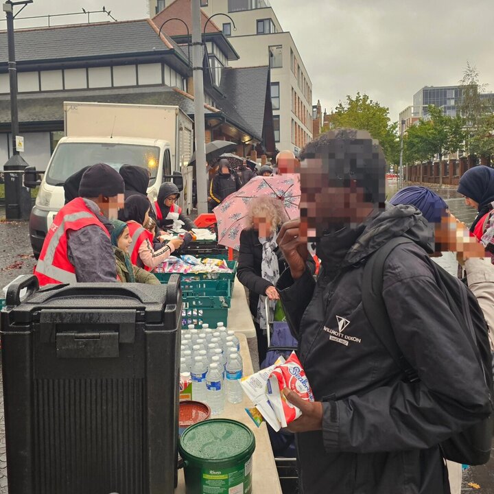 Informe fotográfico | Voluntarios del equipo «Who Is Hussain?» en Londres lanzaron una campaña de recolección de alimentos por el Mes de la Historia Negra.