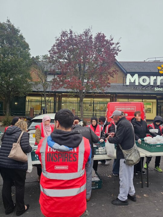 Informe fotográfico | Voluntarios del equipo «Who Is Hussain?» en Londres lanzaron una campaña de recolección de alimentos por el Mes de la Historia Negra.