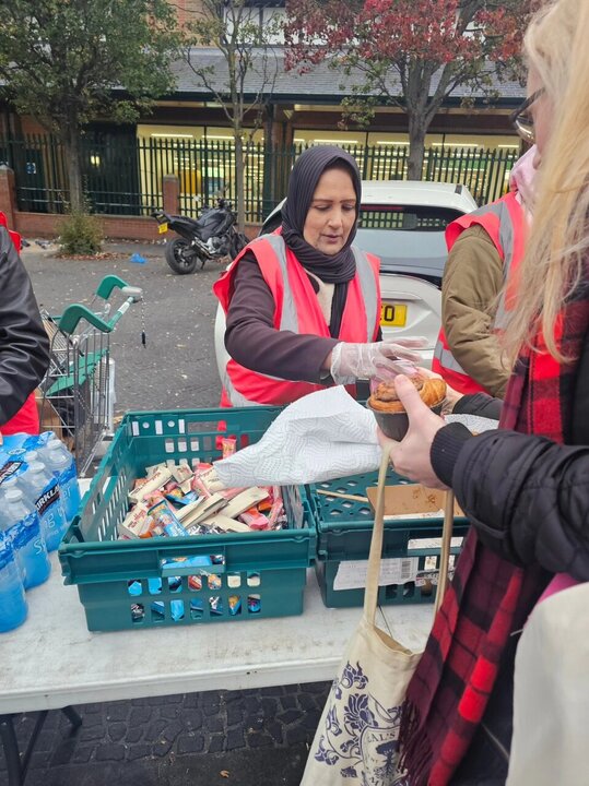 Informe fotográfico | Voluntarios del equipo «Who Is Hussain?» en Londres lanzaron una campaña de recolección de alimentos por el Mes de la Historia Negra.