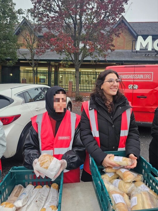 Informe fotográfico | Voluntarios del equipo «Who Is Hussain?» en Londres lanzaron una campaña de recolección de alimentos por el Mes de la Historia Negra.