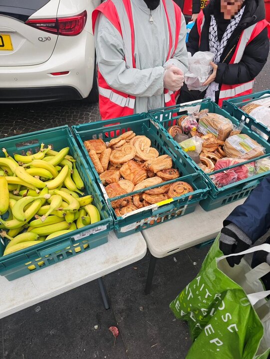 Informe fotográfico | Voluntarios del equipo «Who Is Hussain?» en Londres lanzaron una campaña de recolección de alimentos por el Mes de la Historia Negra.