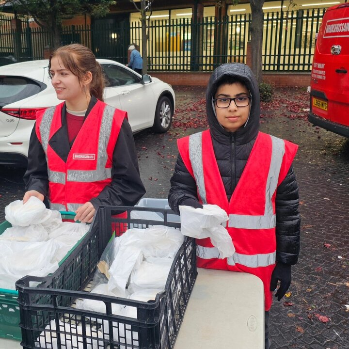 Informe fotográfico | Voluntarios del equipo «Who Is Hussain?» en Londres lanzaron una campaña de recolección de alimentos por el Mes de la Historia Negra.