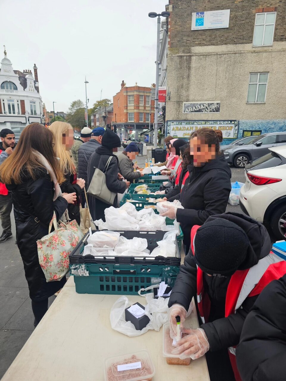 Rêxistina “Husên kî ye?” di Londonê de stasyonên belavkirina xwarinê ji bo kesên hewcedaran avakiriye + wêneyan