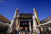 El Santuario de Amir al-Mu'minin, Imam Alí (la paz sea con él) se cubre de luto en el aniversario del martirio de la Excelencia Fátima al-Zahra (la pa
