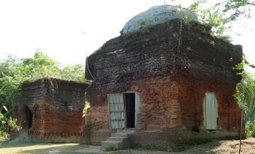 বাংলাদেশের বনাঞ্চলের কেন্দ্রস্থলে শিয়া সম্প্রদায়ের একটি ঐতিহাসিক মসজিদ বিস্মৃত অবস্থায় পড়ে আছে।