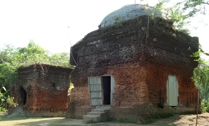 বাংলাদেশের বনাঞ্চলের কেন্দ্রস্থলে শিয়া সম্প্রদায়ের একটি ঐতিহাসিক মসজিদ বিস্মৃত অবস্থায় পড়ে আছে।