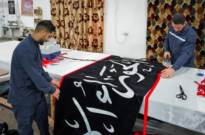 تقرير مصور/ العتبة العلوية تجهز اللافتات الخاصّة بذكرى شهادة الزهراء (ع)