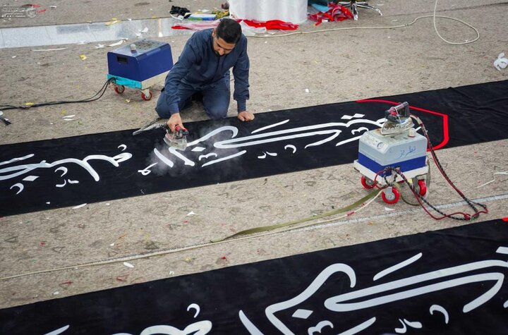 تقرير مصور/ العتبة العلوية تجهز اللافتات الخاصّة بذكرى شهادة الزهراء (ع)