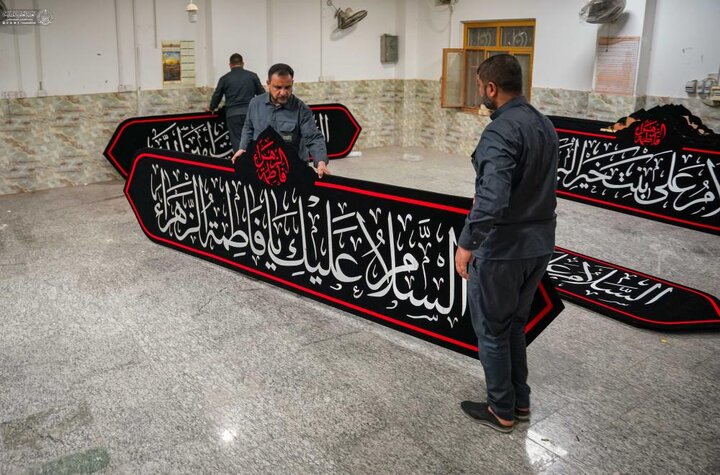 تقرير مصور/ العتبة العلوية تجهز اللافتات الخاصّة بذكرى شهادة الزهراء (ع)