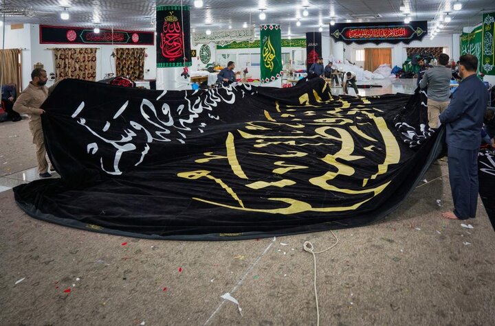 تقرير مصور/ العتبة العلوية تجهز اللافتات الخاصّة بذكرى شهادة الزهراء (ع)