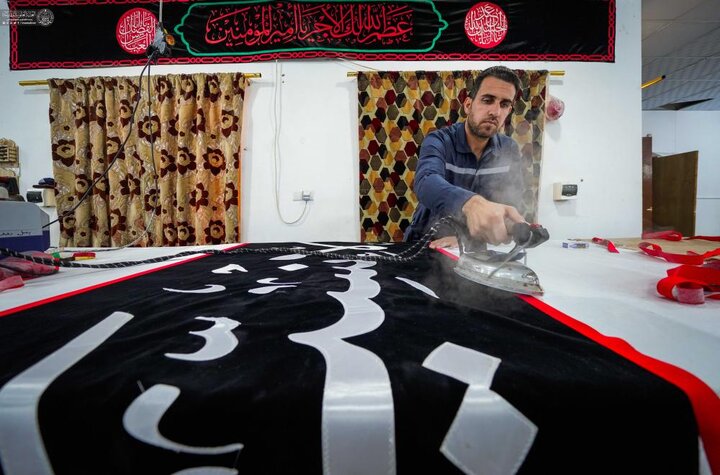 تقرير مصور/ العتبة العلوية تجهز اللافتات الخاصّة بذكرى شهادة الزهراء (ع)