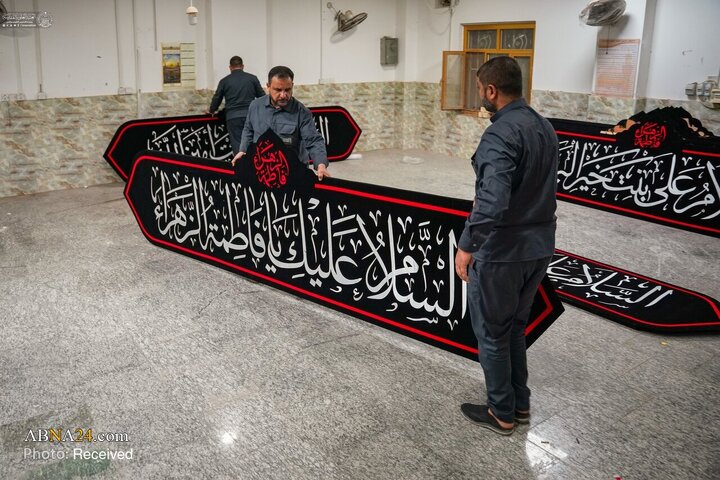 کارگاه گلدوزی حرم مطهر علوی در حال آماده‌سازی بنرها برای سالروز شهادت حضرت فاطمه زهرا (س)