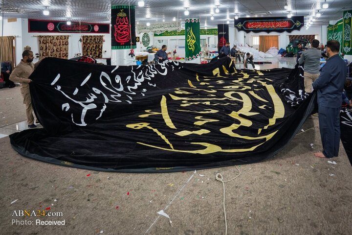 کارگاه گلدوزی حرم مطهر علوی در حال آماده‌سازی بنرها برای سالروز شهادت حضرت فاطمه زهرا (س)