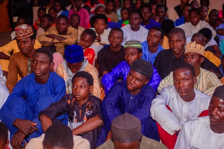 برگزاری درس اخلاق برای دانش‌آموزان شیعه در حسینیۀ رسول‌الاکرم نیجریه + تصاویر