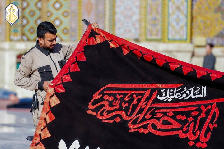 Informe fotográfico | Se alzan banderas negras de luto en honor al martirio de Lady Fátima en el Santuario de Kadhimiya