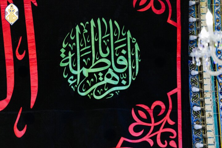 Informe fotográfico | Se alzan banderas negras de luto en honor al martirio de Lady Fátima en el Santuario de Kadhimiya